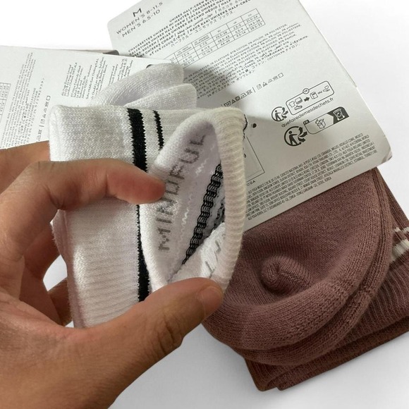 NEW Alo Yoga Half Crew Sock 2 Pair Bundle Smoky Quartz White Black A0480U M - Picture 4 of 4